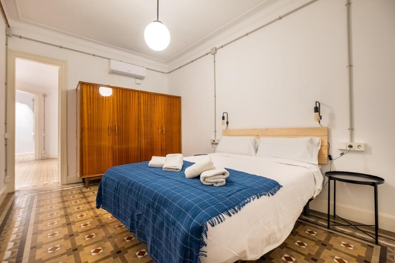 B42 - Modernist Apartment For Large Groups In Eixample Barcelona Bagian luar foto
