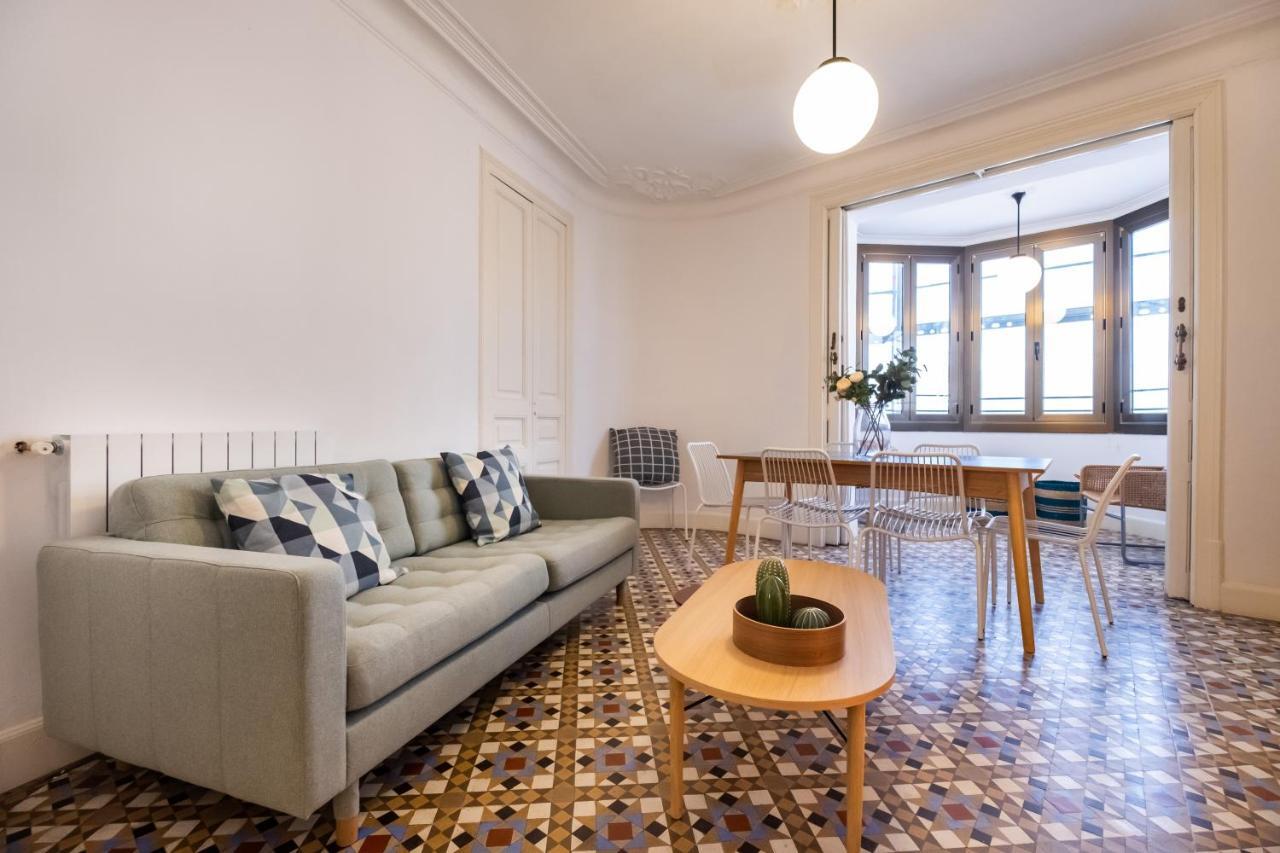 B42 - Modernist Apartment For Large Groups In Eixample Barcelona Bagian luar foto