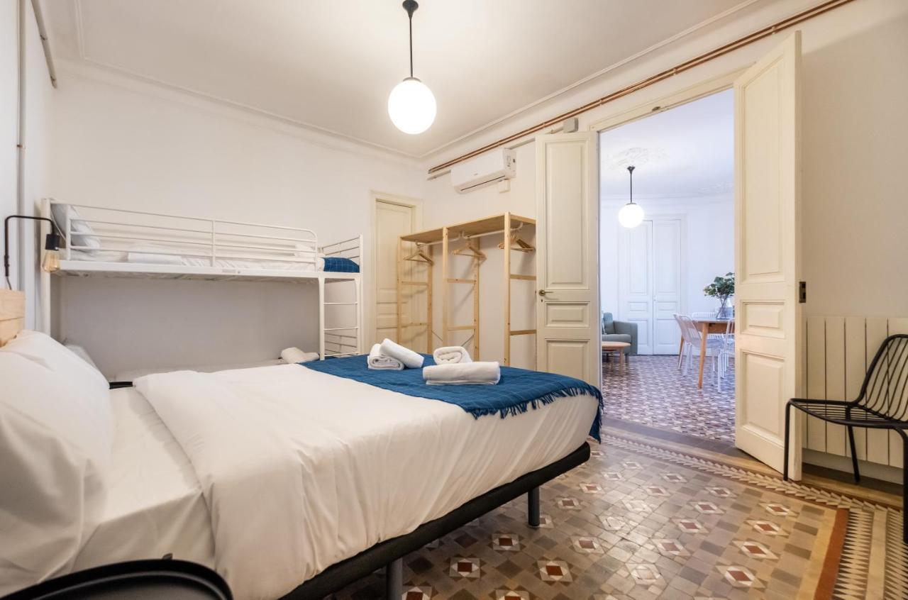 B42 - Modernist Apartment For Large Groups In Eixample Barcelona Bagian luar foto