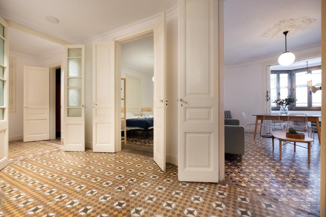 B42 - Modernist Apartment For Large Groups In Eixample Barcelona Bagian luar foto