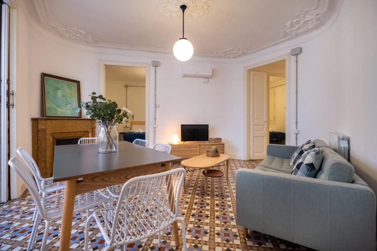 B42 - Modernist Apartment For Large Groups In Eixample Barcelona Bagian luar foto